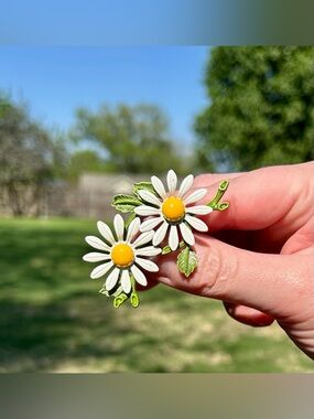 Vintage White Double Daisy Brooch Resin & Metal Painted GUC